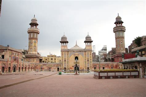  The Mosque of Wazir Khan: A Symphony of Mughal Splendor and Architectural Majesty