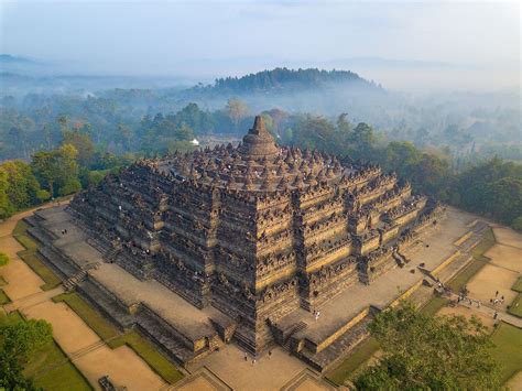  Borobudurin Ajan Temppeli: Upeat Reliefit ja Mystisiä Tarinoita!