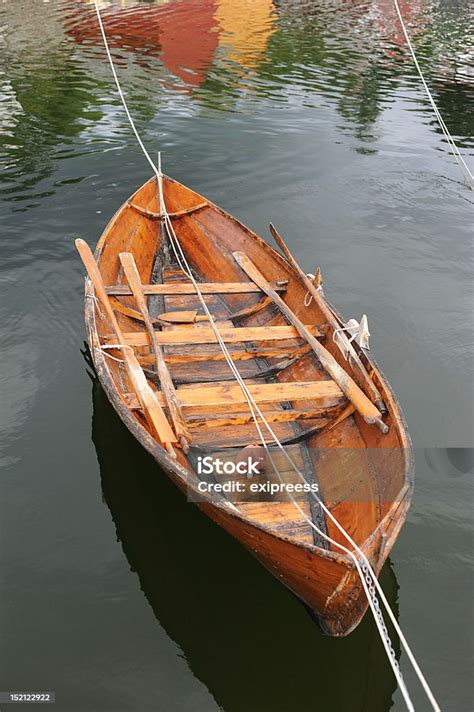  Perahu Kayu: Yksityiskohtien taika ja mystiset merimiehet!