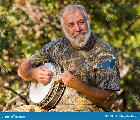   The Banjo Player – Amerikanistinen Yksilöllisyys Musiikin ja Varjojen Taakse piilotettuna!