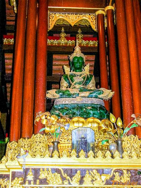  “The Emerald Buddha” : A Study in Vivid Detail and Spiritual Serenity