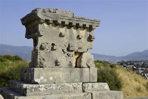  Xanthos-Sarcophagus: Ikuisuuden Syleily ja Kuoleman Kimeys!